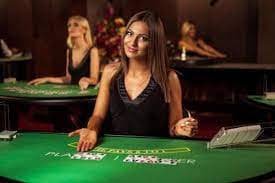 Studio kasino langsung duniatogel777 dengan dealer profesional, meja blackjack, dan kamera multi-sudut HD