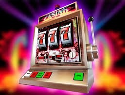 Dealer duniatogel777 menunjukkan hasil tiga dadu dalam meja Sic Bo langsung dengan studio multi-kamera